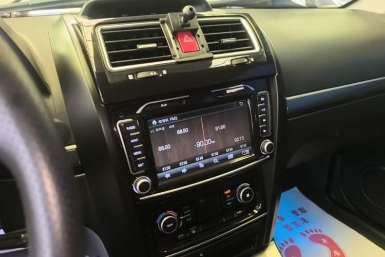 Used Haval H5 Classic 2013 ZhiZun Edition Green Silence 2.0T Manual 4x4 Progressive Model Audio And AC Panel