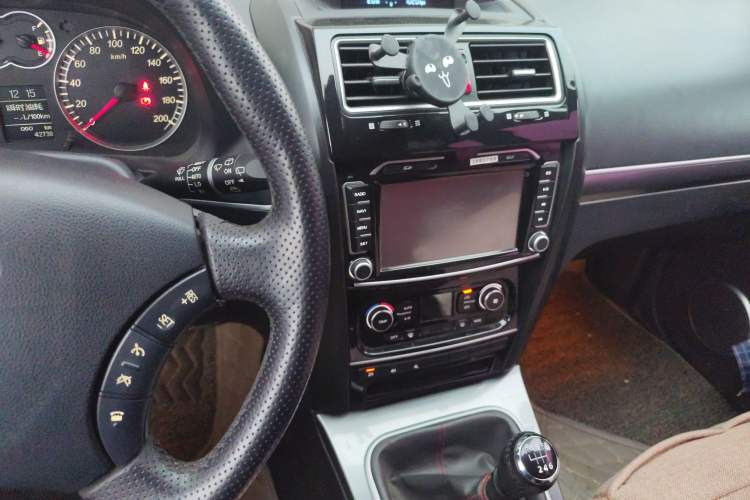 Used Haval H5 Classic 2013 Zhizun Edition 2.0T Manual 4x4 Elite Model Audio And AC Panel