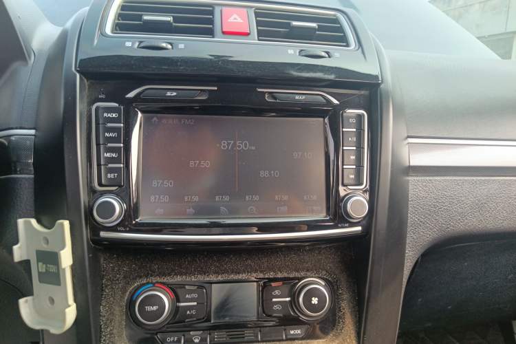 Used Haval H5 Classic 2013 Zhizun Edition 2.0T Manual Two-Wheel Drive Entry-Level Model Audio And AC Panel