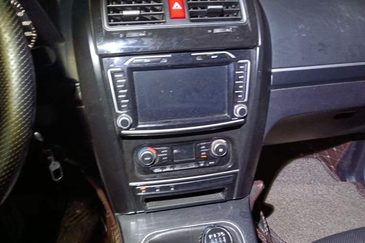 Used Haval H5 Classic 2013 Zhizun Edition 2.0T Manual 4x4 Elite Model Audio And AC Panel