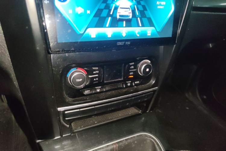 Used Haval H5 Classic 2013 ZhiZun Edition 2.0T Manual Two-Wheel Drive Elite Model Audio And AC Panel