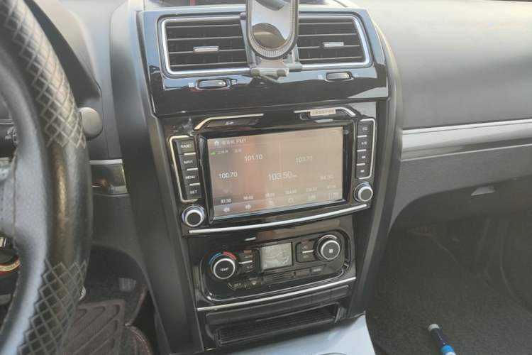 Used Haval H5 Classic 2013 Zhizun Edition 2.0L Manual Two-Wheel Drive Entry-Level Model Audio And AC Panel