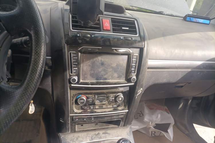 Used Haval H5 Classic 2013 Zhizun Edition 2.0T Manual 4x4 Elite Model Audio And AC Panel