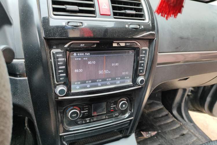 Used Haval H5 Classic 2013 ZhiZun Edition Green Silence 2.0T Manual Two-Wheel Drive Progressive Model Audio And AC Panel