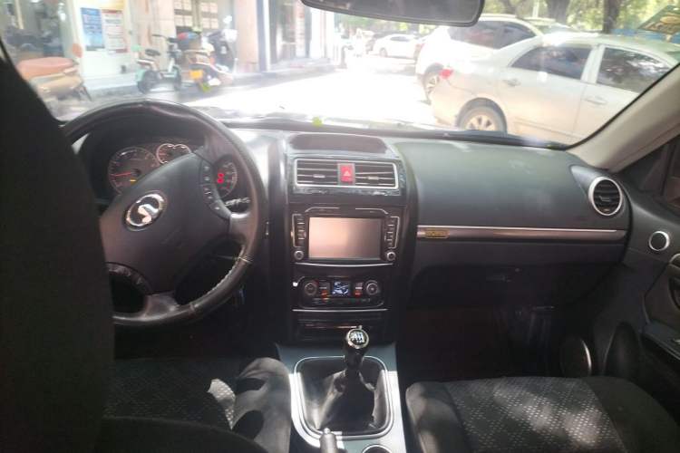 Used Haval H5 Classic 2013 Zhizun Edition 2.0T Manual Two-Wheel Drive Entry-Level Model Center Console