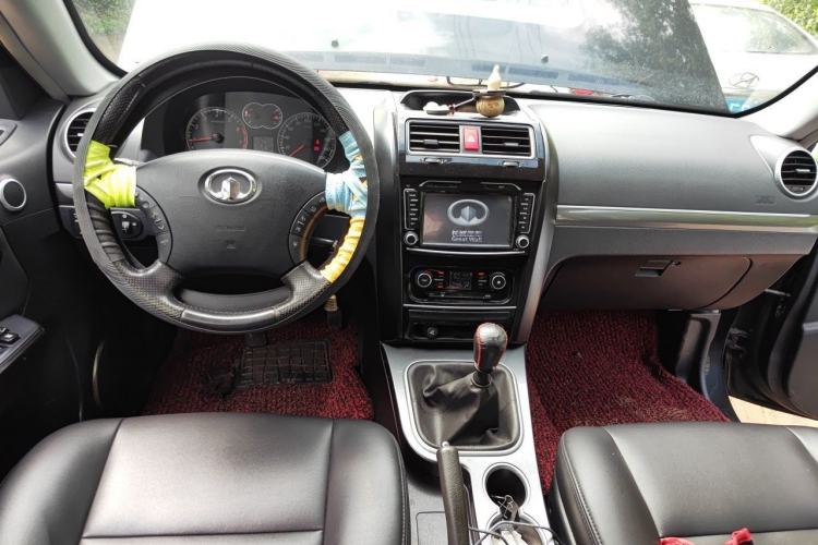 Used Haval H5 Classic 2013 Zhizun Edition 2.0T Manual Two-Wheel Drive Entry-Level Model Center Console