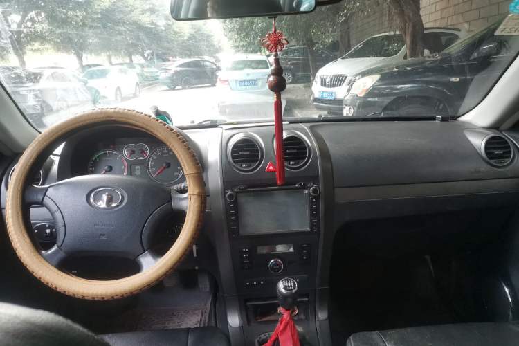 Used Haval H5 Classic 2013 ZhiZun Edition Green Silence 2.0T Manual 4x4 Progressive Model Center Console