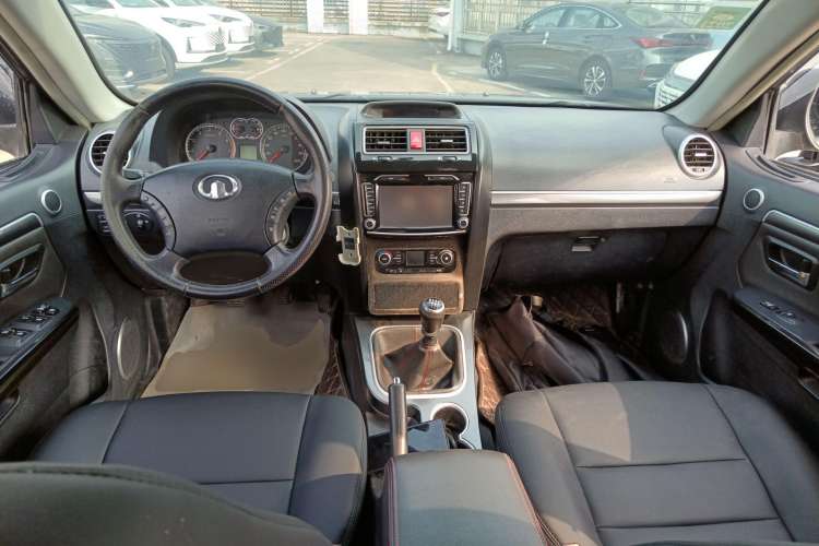 Used Haval H5 Classic 2013 Zhizun Edition 2.0T Manual Two-Wheel Drive Entry-Level Model Center Console