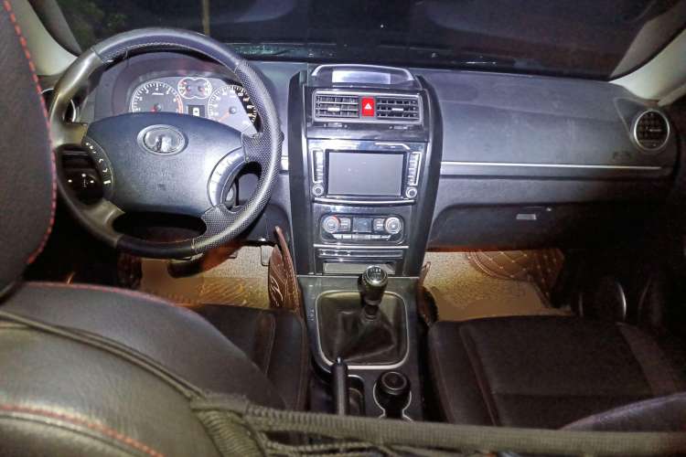 Used Haval H5 Classic 2013 Zhizun Edition 2.0T Manual 4x4 Elite Model Center Console