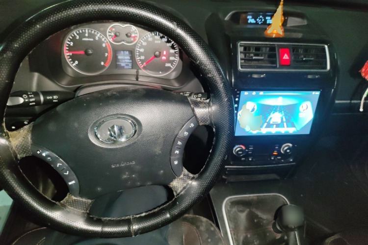 Used Haval H5 Classic 2013 ZhiZun Edition 2.0T Manual Two-Wheel Drive Elite Model Center Console