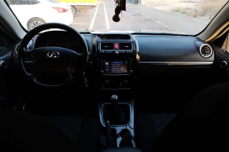 Used Haval H5 Classic 2013 Zhizun Edition 2.0L Manual Two-Wheel Drive Entry-Level Model Center Console