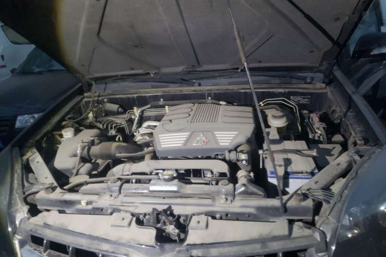 Used Haval H5 Classic 2013 Zhizun Edition 2.0T Manual 4x4 Elite Model Engine Bay