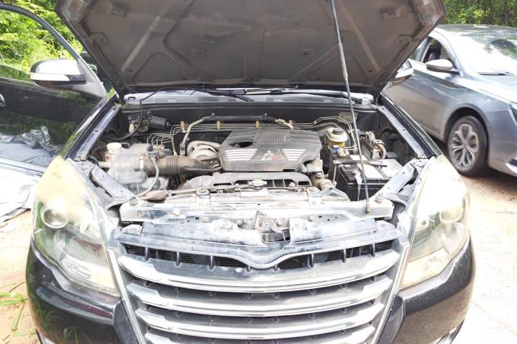 Used Haval H5 Classic 2013 Zhizun Edition 2.0T Manual Two-Wheel Drive Entry-Level Model Engine Bay
