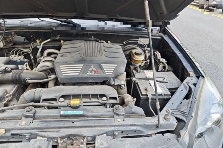 Used Haval H5 Classic 2013 Zhizun Edition 2.0T Manual 4x4 Elite Model Engine Bay Left