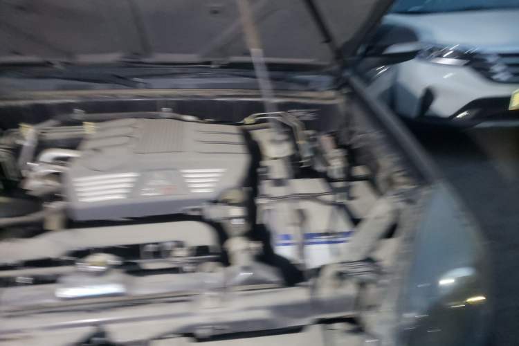 Used Haval H5 Classic 2013 Zhizun Edition 2.0T Manual 4x4 Elite Model Engine Bay Left