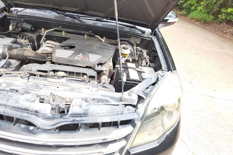 Used Haval H5 Classic 2013 Zhizun Edition 2.0T Manual Two-Wheel Drive Entry-Level Model Engine Bay Left