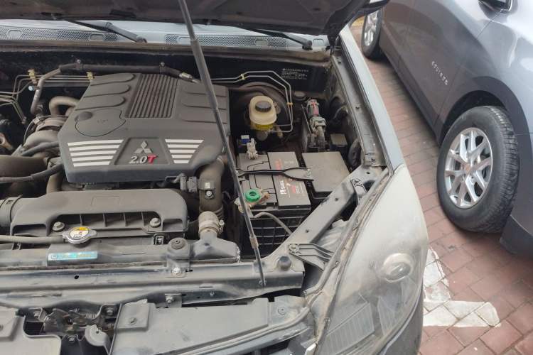 Used Haval H5 Classic 2013 Zhizun Edition 2.0T Manual 4x4 Elite Model Engine Bay Left