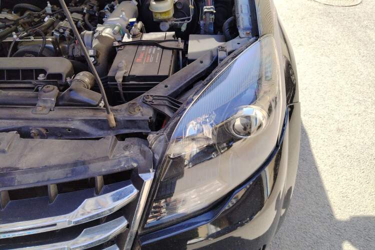 Used Haval H5 Classic 2013 Zhizun Edition 2.0T Manual Two-Wheel Drive Entry-Level Model Engine Bay Left