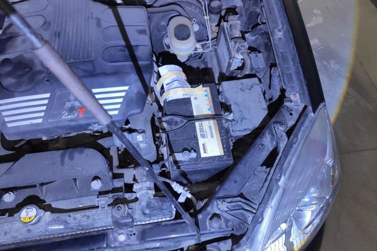 Used Haval H5 Classic 2013 Zhizun Edition 2.0T Manual 4x4 Elite Model Engine Bay Left