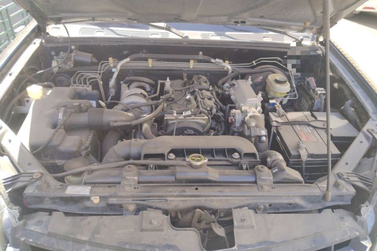 Used Haval H5 Classic 2013 Zhizun Edition 2.0T Manual Two-Wheel Drive Entry-Level Model Engine Bay