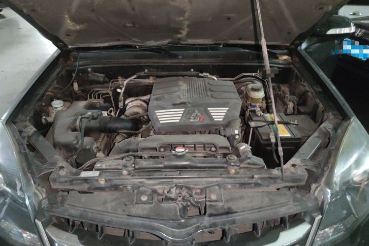 Used Haval H5 Classic 2013 ZhiZun Edition 2.0T Manual Two-Wheel Drive Elite Model Engine Bay