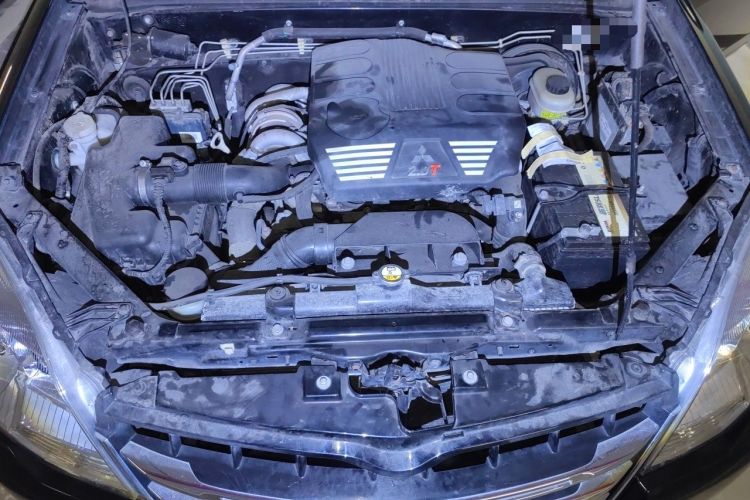 Used Haval H5 Classic 2013 Zhizun Edition 2.0T Manual 4x4 Elite Model Engine Bay