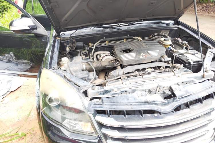 Used Haval H5 Classic 2013 Zhizun Edition 2.0T Manual Two-Wheel Drive Entry-Level Model Engine Bay Right