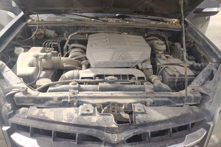 Used Haval H5 Classic 2013 Zhizun Edition 2.0T Manual 4x4 Elite Model Engine Bay