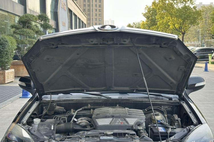 Used Haval H5 Classic 2013 Zhizun Edition 2.0T Manual 4x4 Prestige Model Engine Bay