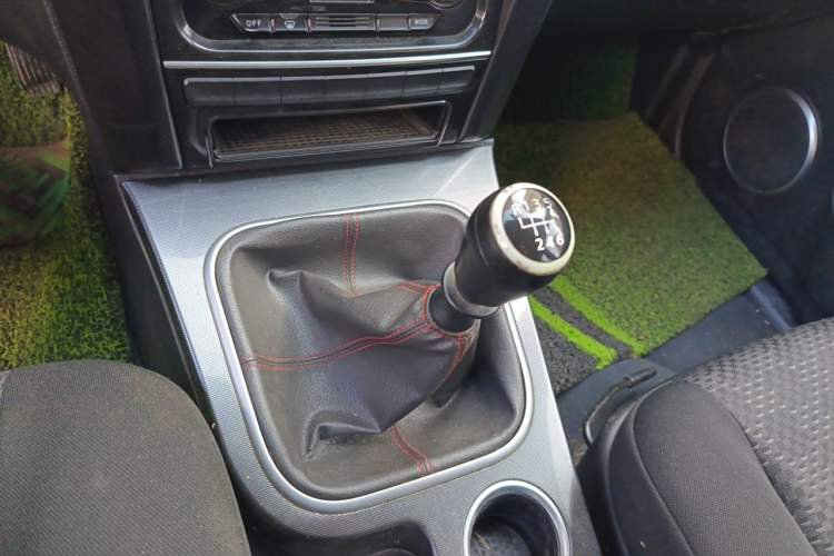 Used Haval H5 Classic 2013 Zhizun Edition 2.0T Manual Two-Wheel Drive Entry-Level Model Gear Lever