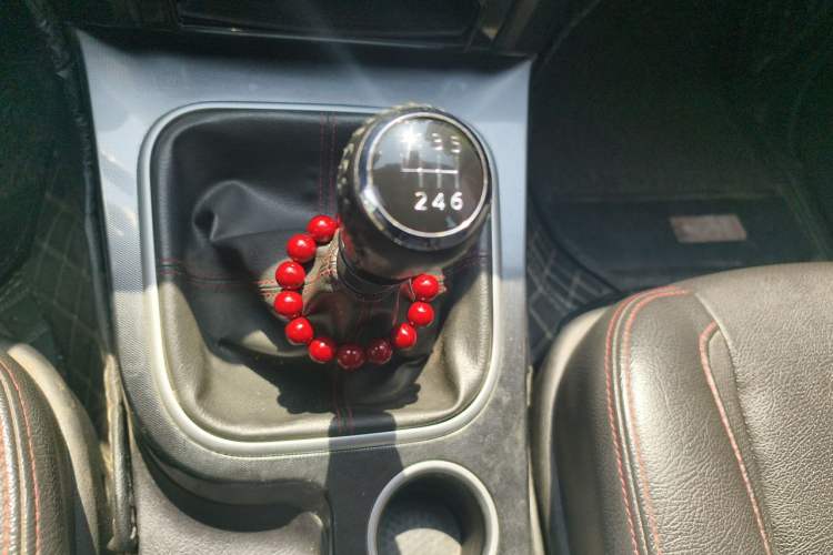 Used Haval H5 Classic 2013 ZhiZun Edition 2.0T Manual Two-Wheel Drive Elite Model Gear Lever