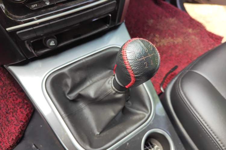 Used Haval H5 Classic 2013 Zhizun Edition 2.0T Manual Two-Wheel Drive Entry-Level Model Gear Lever