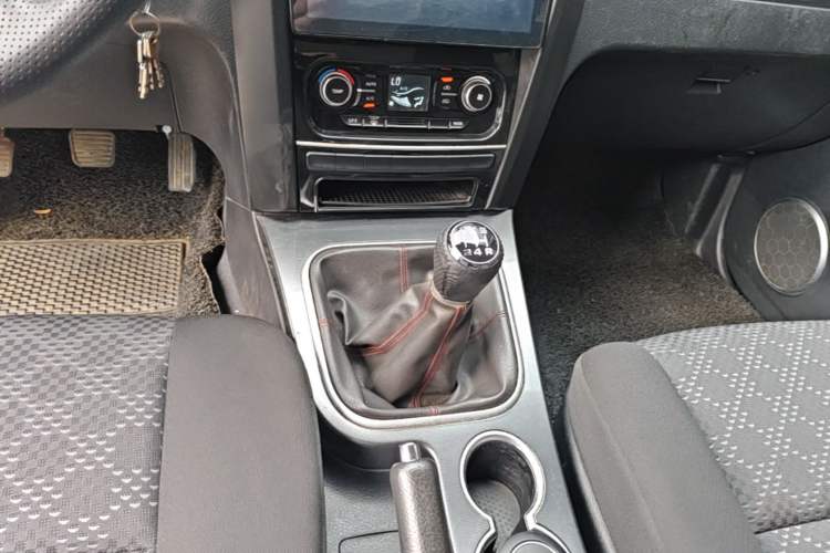 Used Haval H5 Classic 2013 Zhizun Edition 2.0L Manual Two-Wheel Drive Entry-Level Model Gear Lever