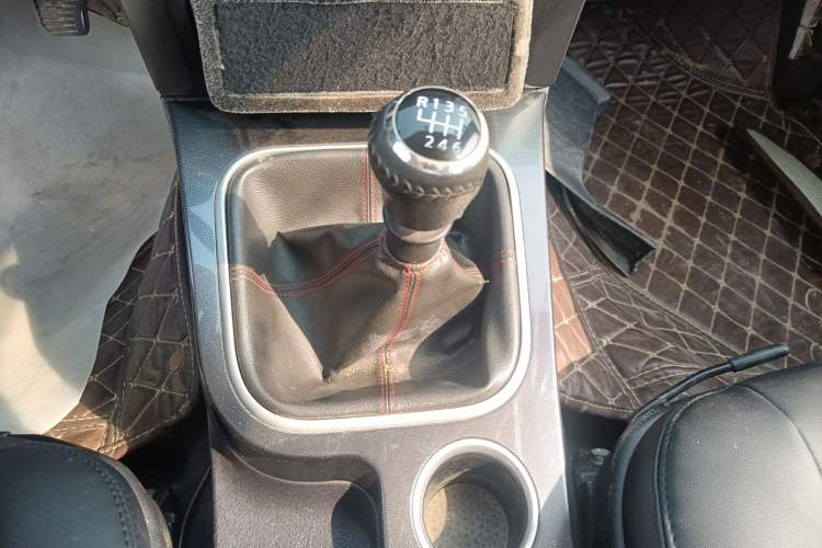 Used Haval H5 Classic 2013 Zhizun Edition 2.0T Manual Two-Wheel Drive Entry-Level Model Gear Lever