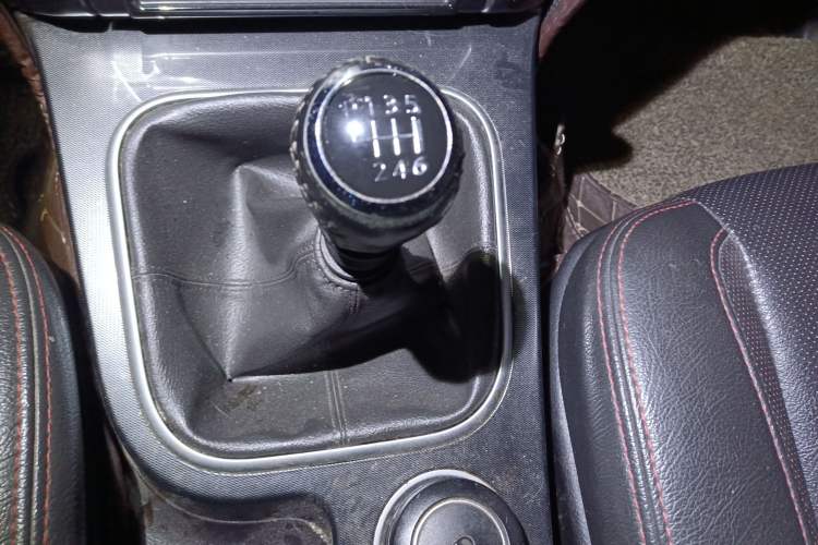 Used Haval H5 Classic 2013 Zhizun Edition 2.0T Manual 4x4 Elite Model Gear Lever