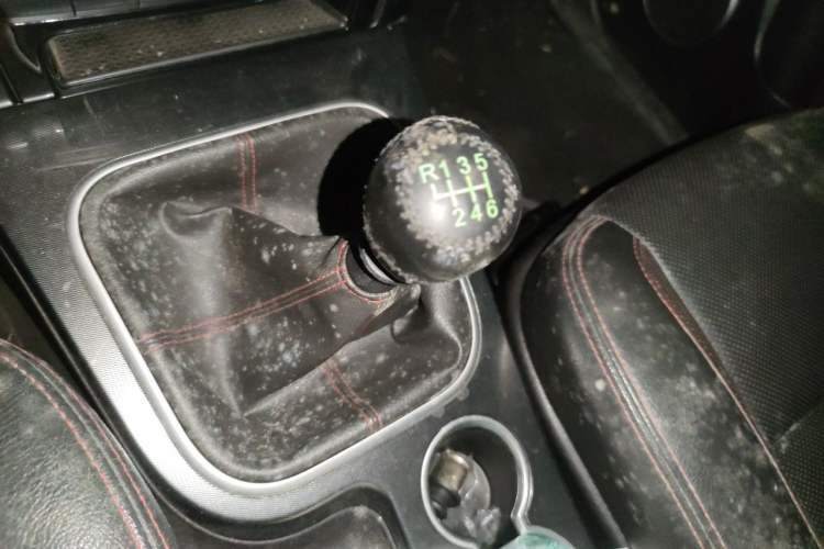 Used Haval H5 Classic 2013 ZhiZun Edition 2.0T Manual Two-Wheel Drive Elite Model Gear Lever