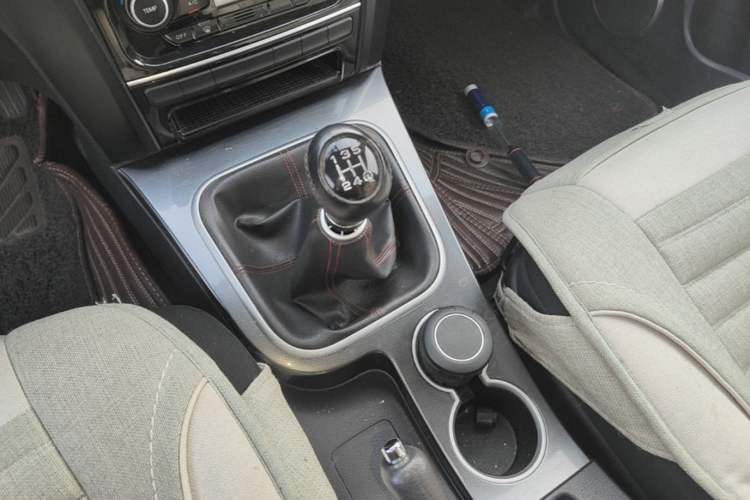 Used Haval H5 Classic 2013 Zhizun Edition 2.0L Manual Two-Wheel Drive Entry-Level Model Gear Lever