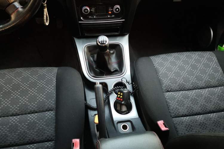 Used Haval H5 Classic 2013 Zhizun Edition 2.0L Manual Two-Wheel Drive Entry-Level Model Gear Lever