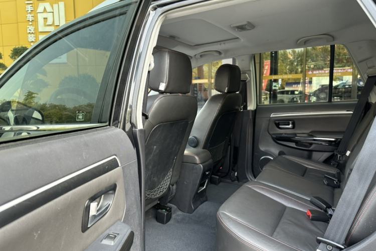 Used Haval H5 Classic 2013 Zhizun Edition 2.0T Manual 4x4 Prestige Model Interior 10