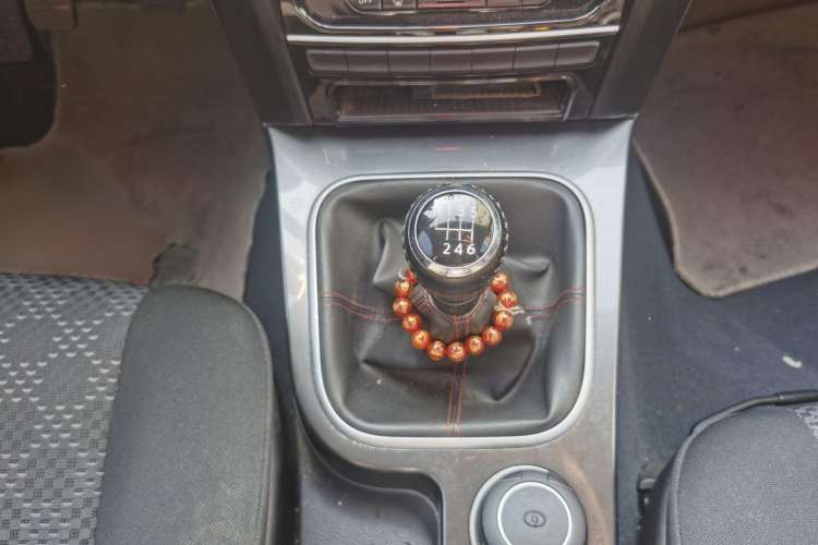Used Haval H5 Classic 2013 Zhizun Edition 2.0T Manual Two-Wheel Drive Entry-Level Model Interior 3