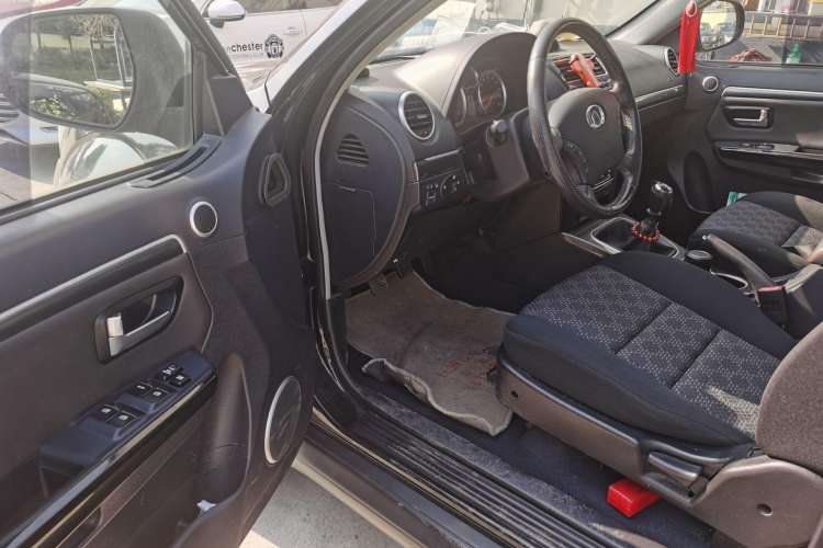 Used Haval H5 Classic 2013 Zhizun Edition 2.0T Manual Two-Wheel Drive Entry-Level Model Interior 5