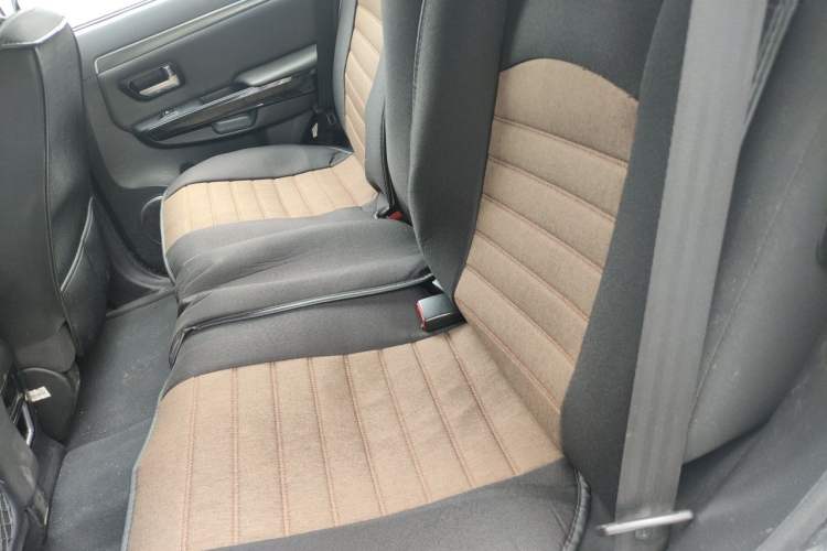 Used Haval H5 Classic 2013 Zhizun Edition 2.0L Manual Two-Wheel Drive Entry-Level Model Left Rear Seat