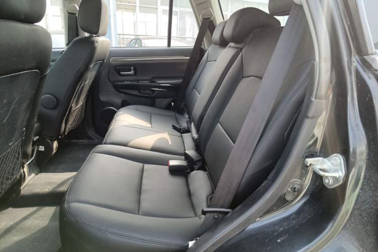 Used Haval H5 Classic 2013 Zhizun Edition 2.0T Manual Two-Wheel Drive Entry-Level Model Left Rear Seat