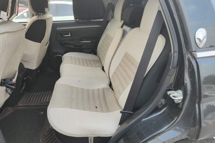 Used Haval H5 Classic 2013 Zhizun Edition 2.0L Manual Two-Wheel Drive Entry-Level Model Left Rear Seat