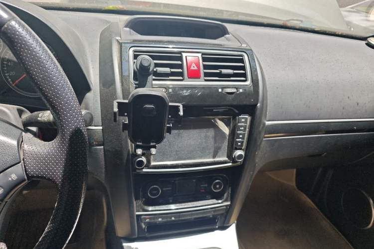 Used Haval H5 Classic 2013 Zhizun Edition 2.0T Manual 4x4 Progressive Model Audio And AC Panel