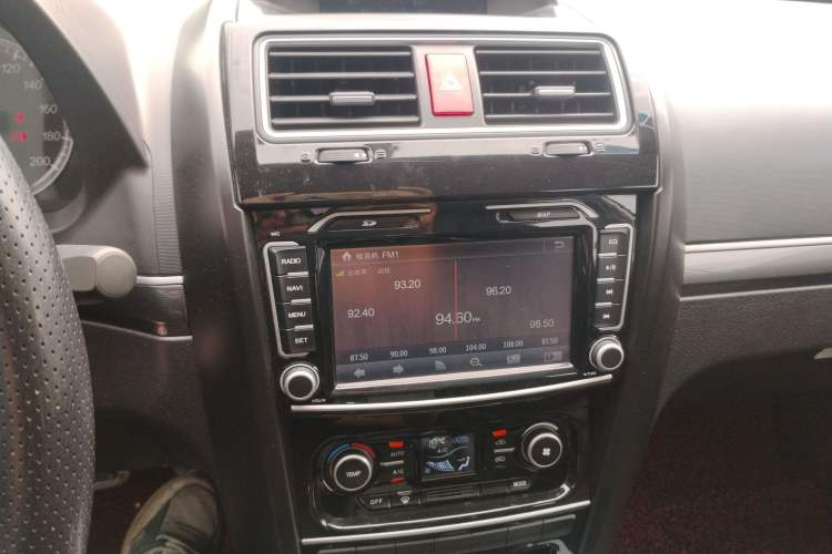 Used Haval H5 Classic 2013 Zhizun Edition 2.0T Manual Two-Wheel Drive Entry-Level Model Audio And AC Panel