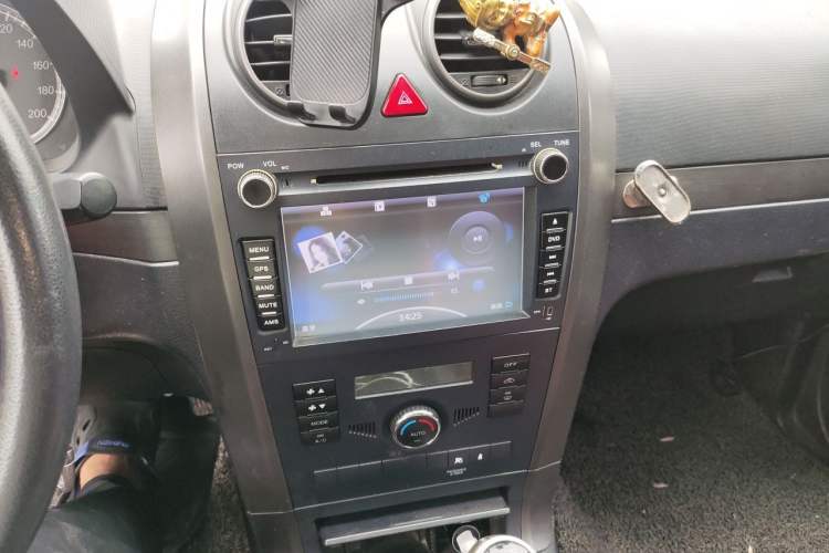 Used Haval H5 Classic 2013 ZhiZun Edition Green Silence 2.0T Manual Two-Wheel Drive Progressive Model Audio And AC Panel
