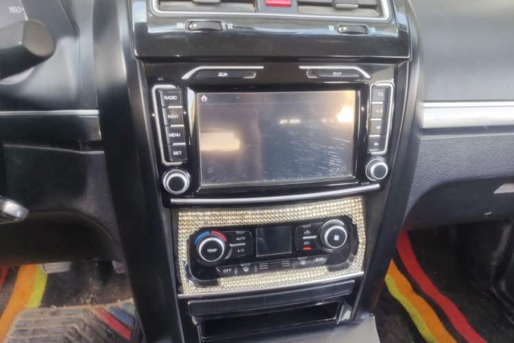 Used Haval H5 Classic 2013 ZhiZun Edition 2.0T Manual Two-Wheel Drive Elite Model Audio And AC Panel