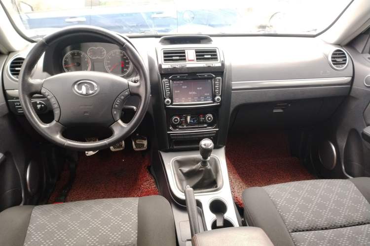 Used Haval H5 Classic 2013 Zhizun Edition 2.0T Manual Two-Wheel Drive Entry-Level Model Center Console