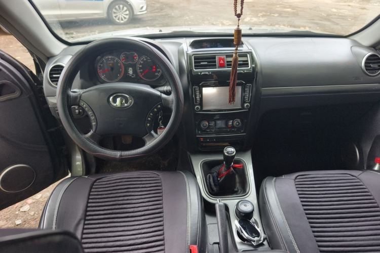 Used Haval H5 Classic 2013 ZhiZun Edition Green Silence 2.0T Manual 4x4 Progressive Model Center Console